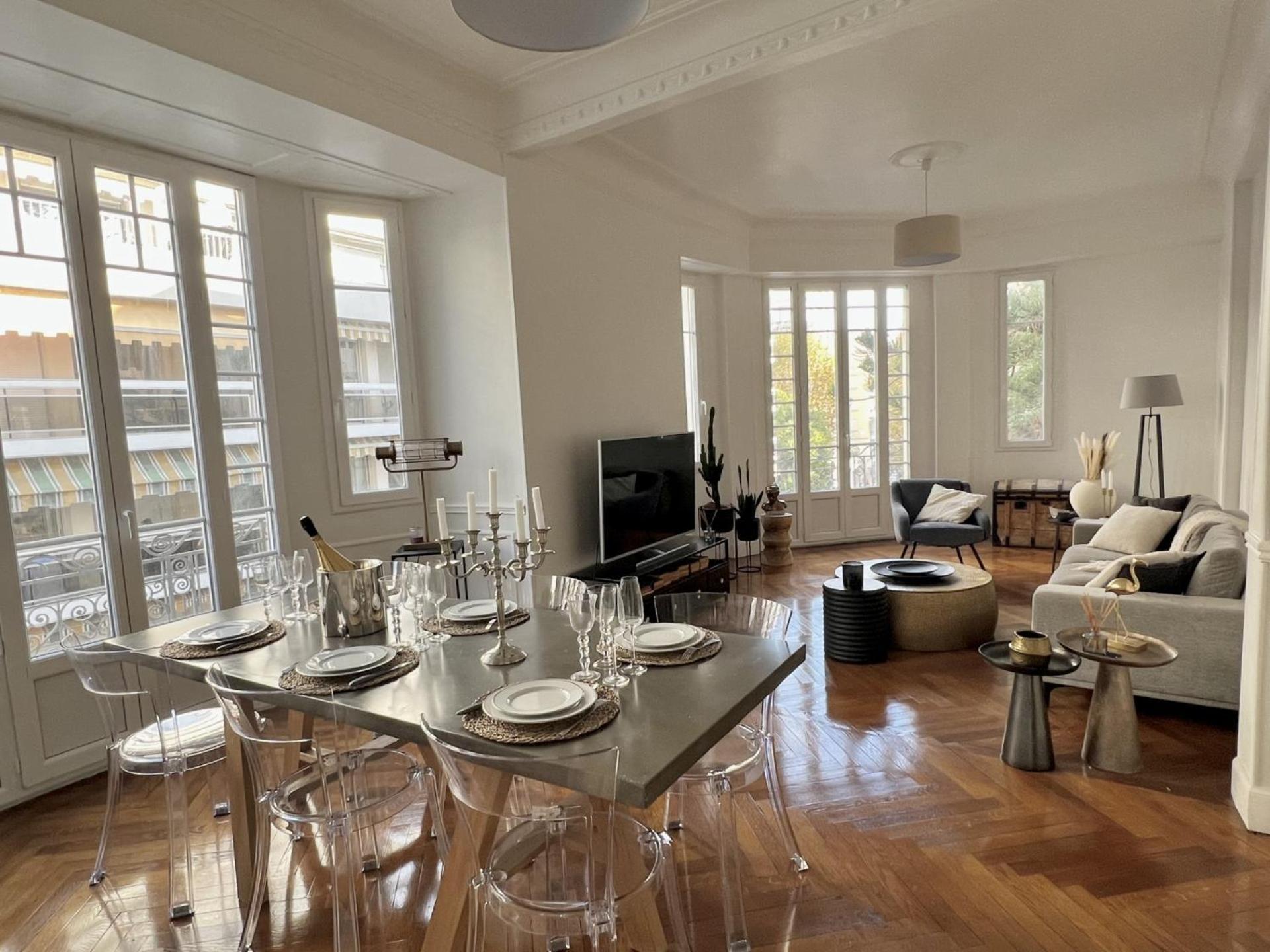 Luxueux 115m2, 3 Centre Avec Parking A 5 Min -climatisation