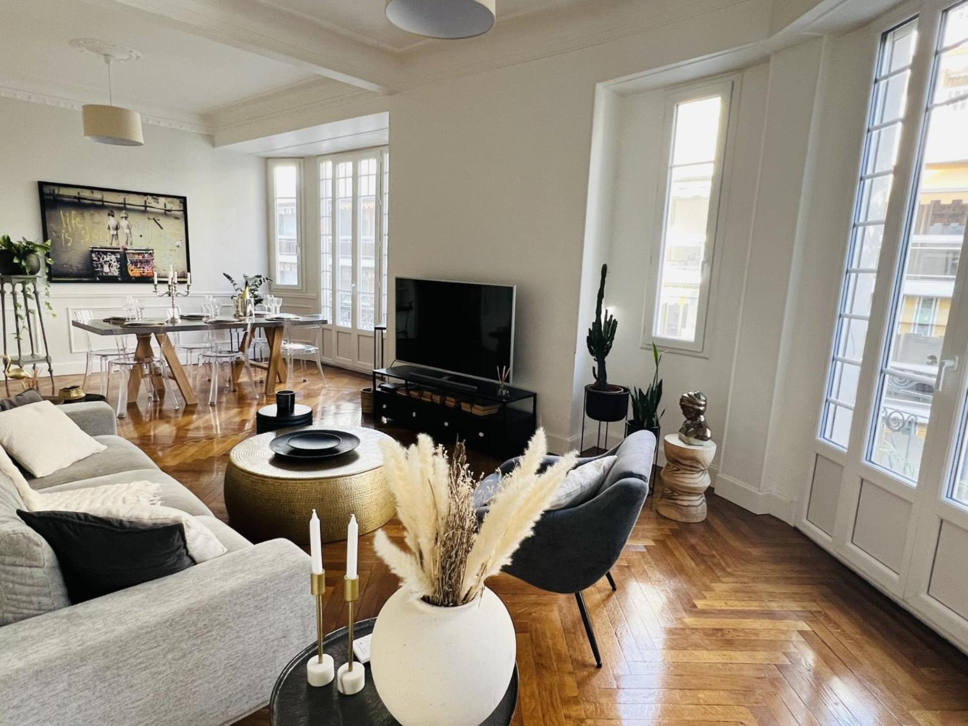 Luxe Center: 3-bedroom With Parking Near *